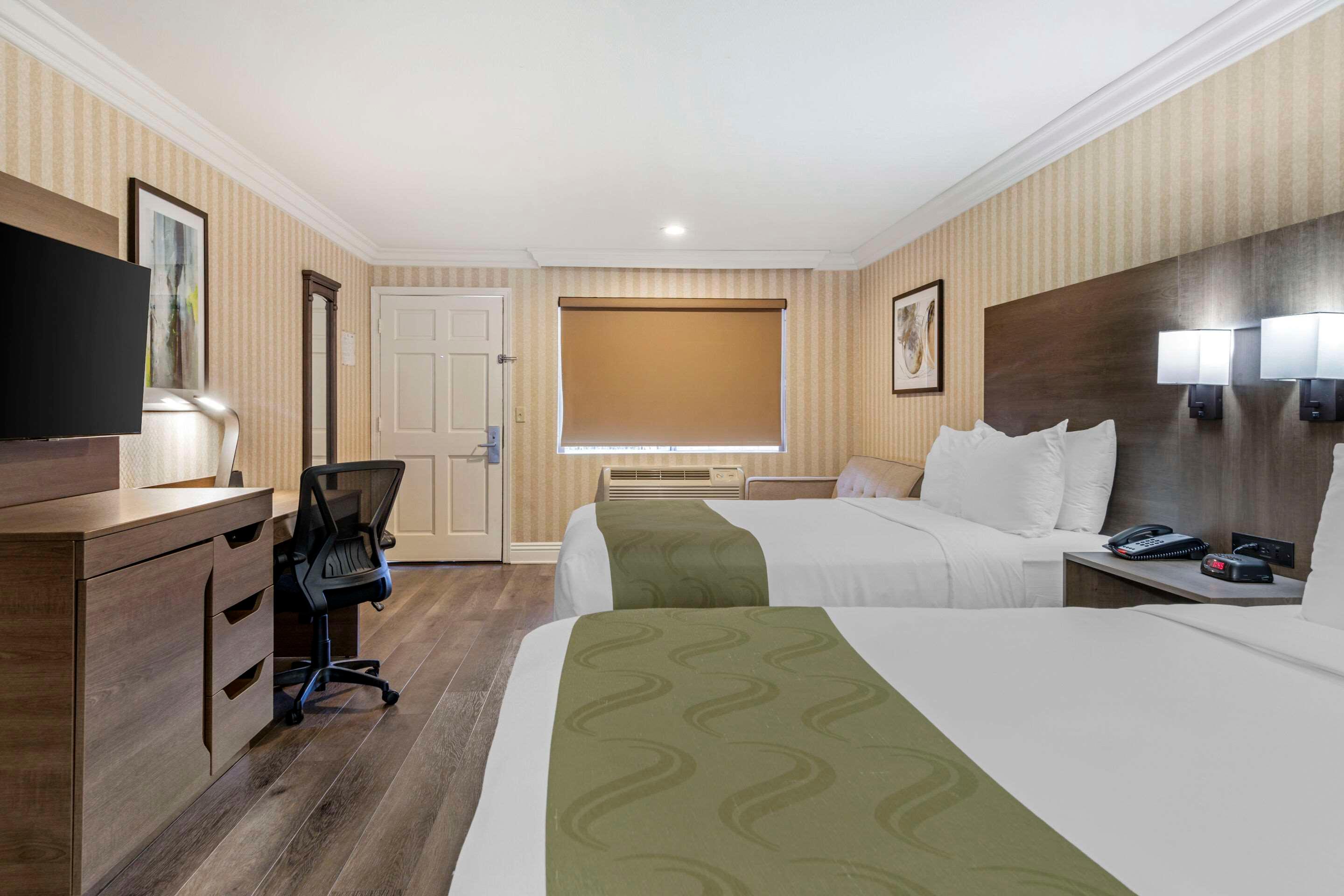 Room, 2 Queen Beds, Quality Inn Suites Anaheim Maingate 5/6