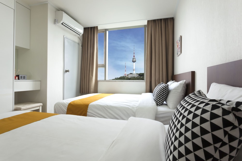 FAMILY, TWIN BEDS