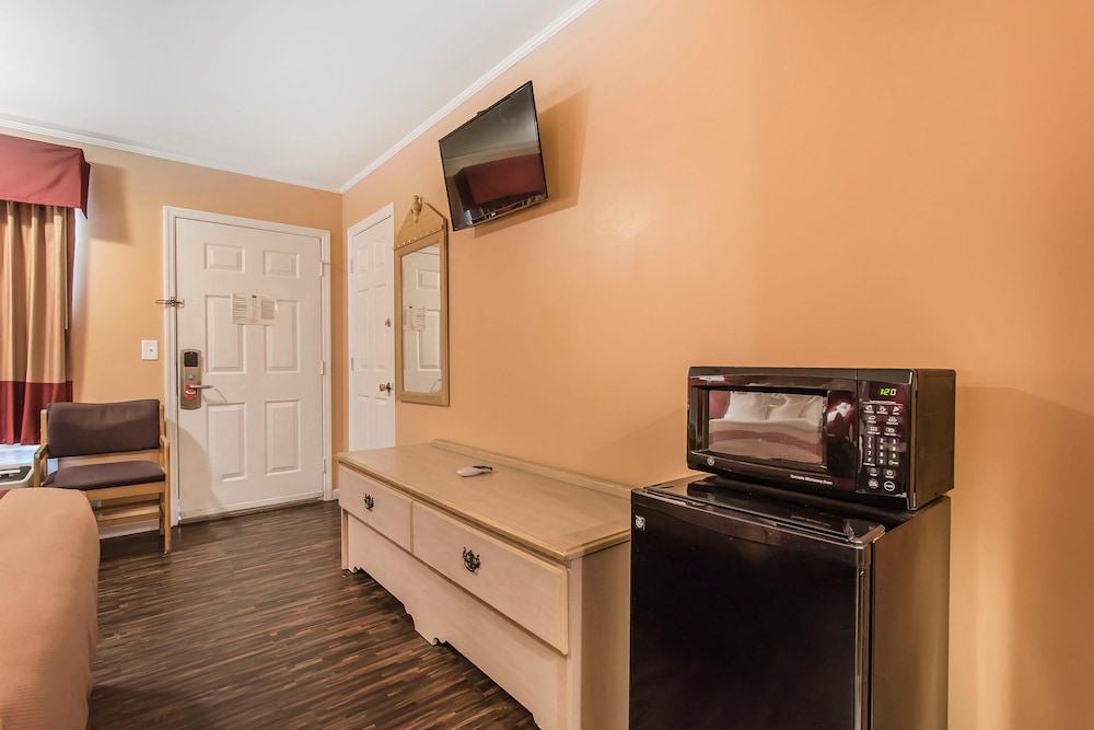 Econo Lodge Cornersville I-65 30/46