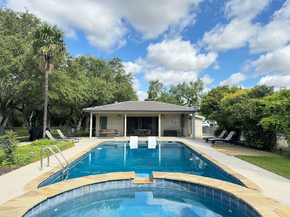Live Oaks Bed and Breakfast 2/44