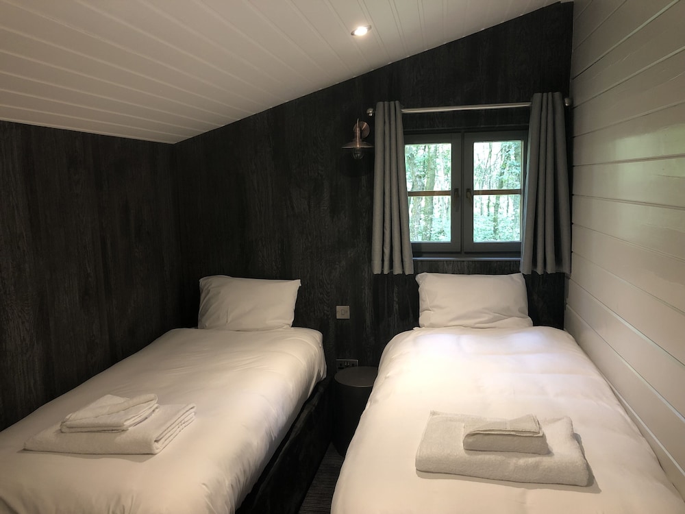 WOODLAND, LODGE, HOT TUB