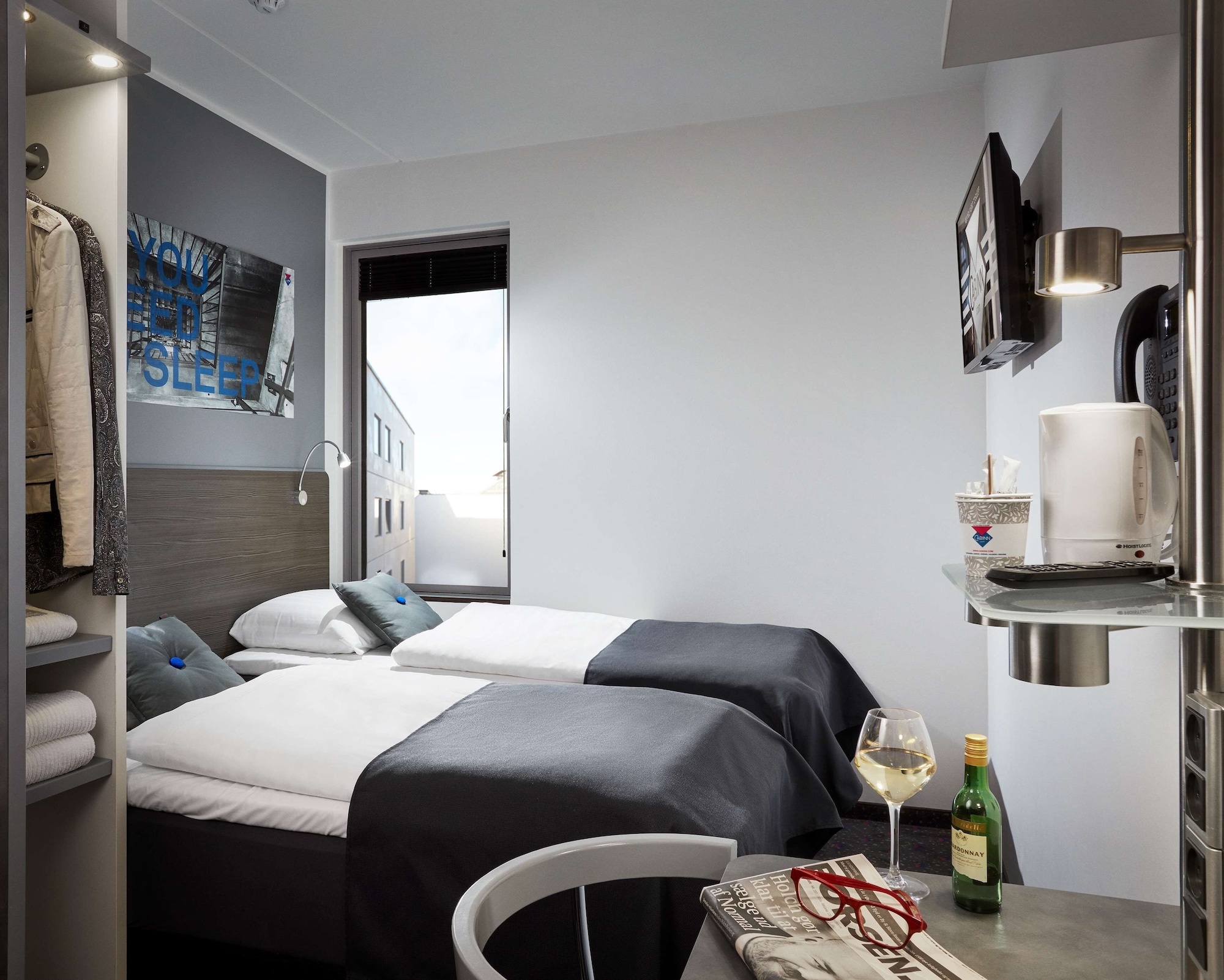Commodore room twin beds