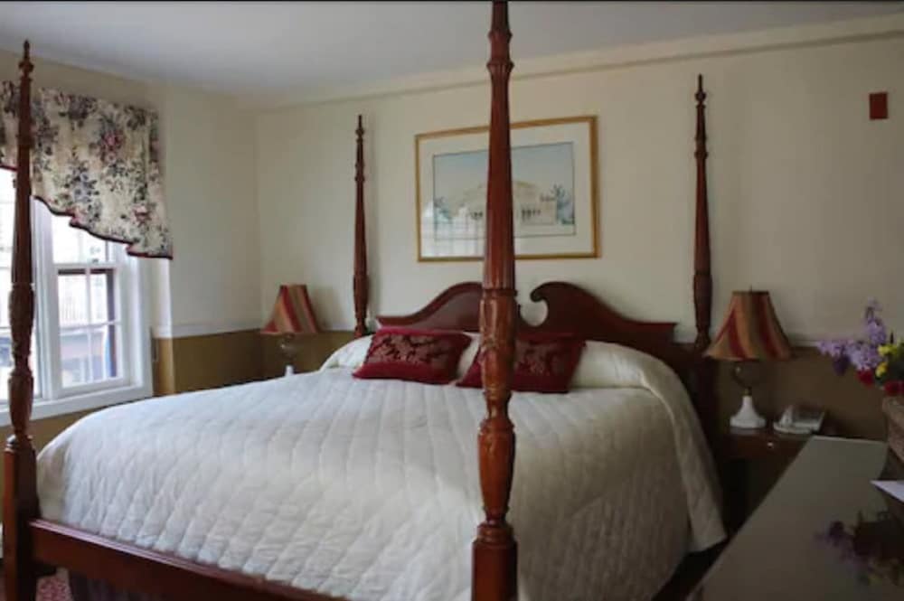 Americas Cup Inn 33/81
