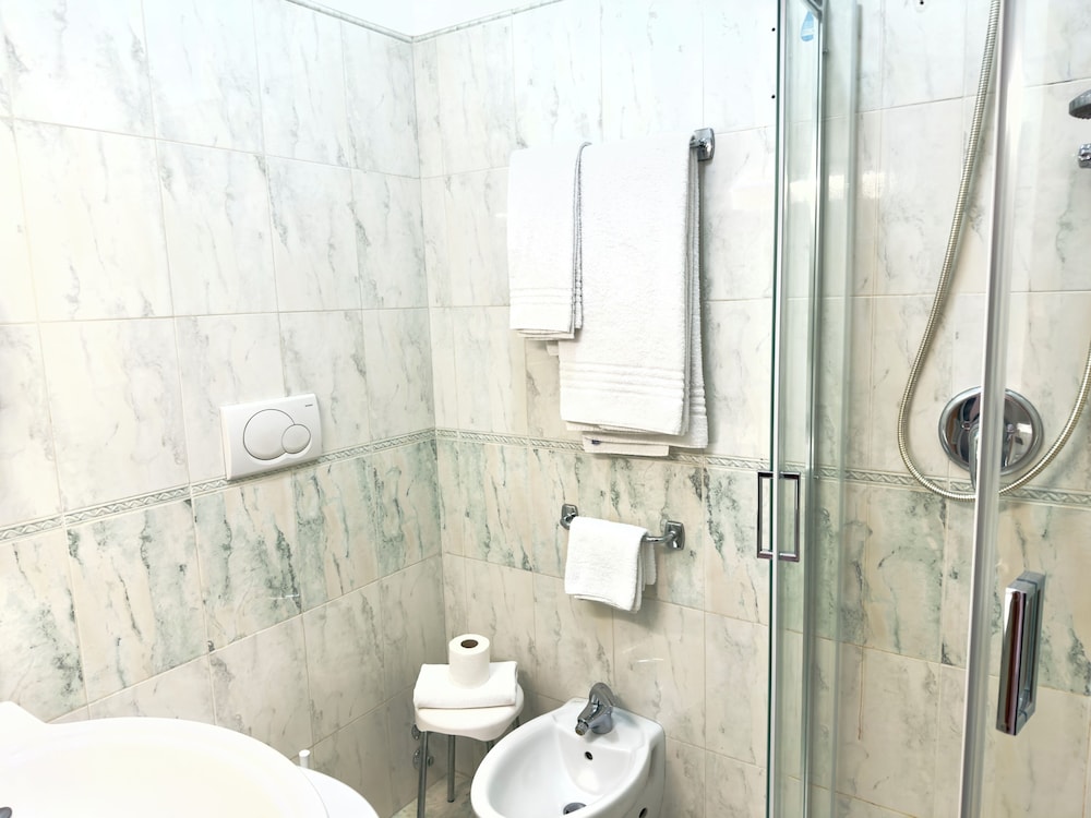 غرفة ثلاثية بثلاثة أسرّة بحمام خاص، Hotel Molise 2 9/10