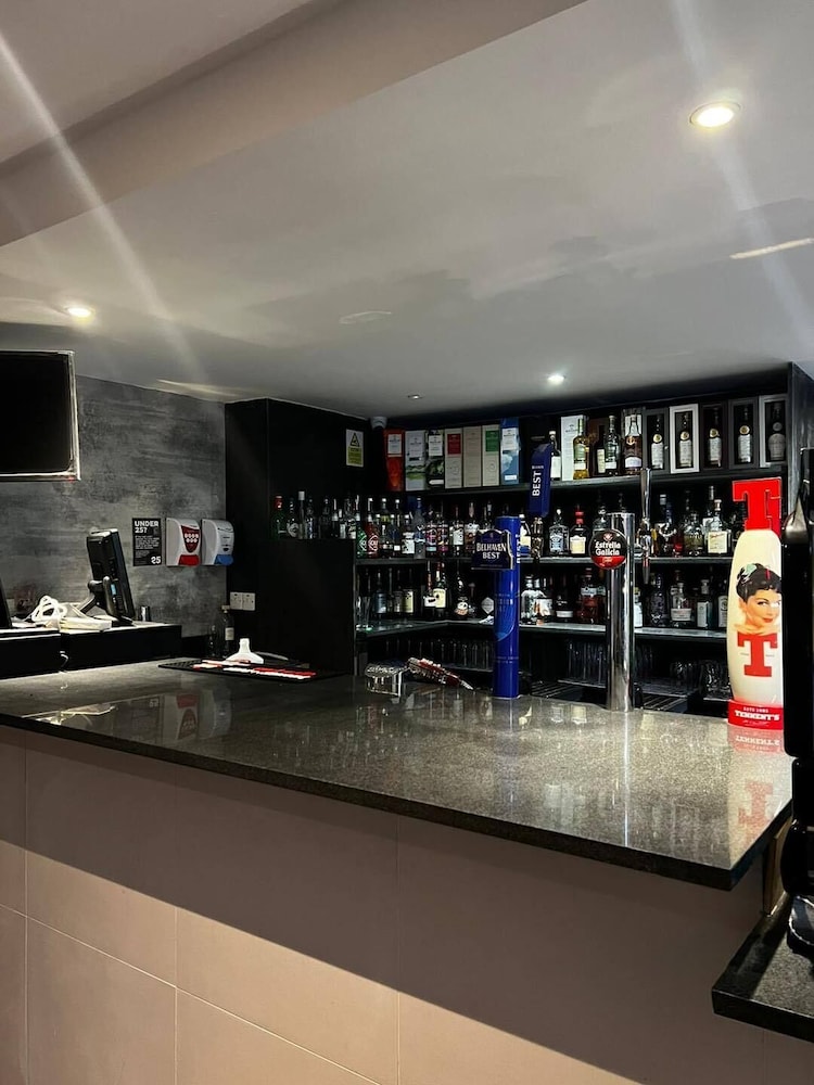 Crown Court Hotel & Bar 26/50