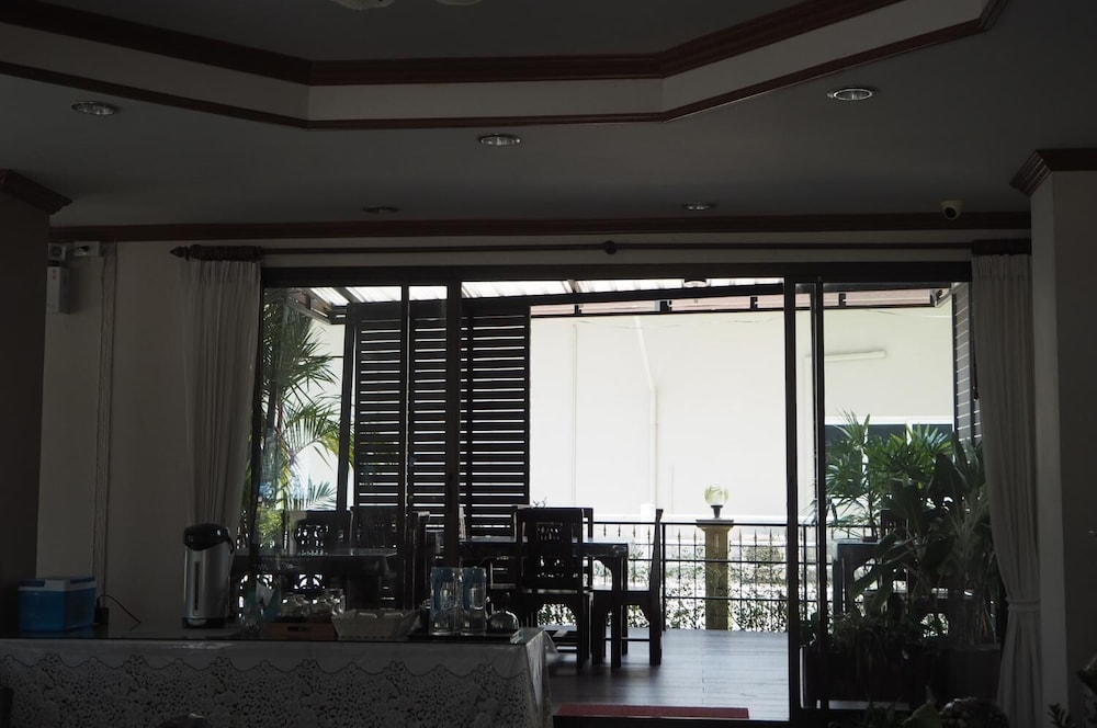 Ritzy House Hotel 11/19