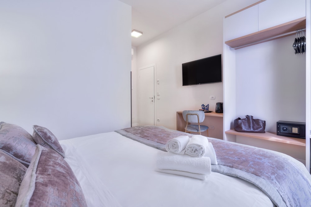 Hotel Cosmos 11/48