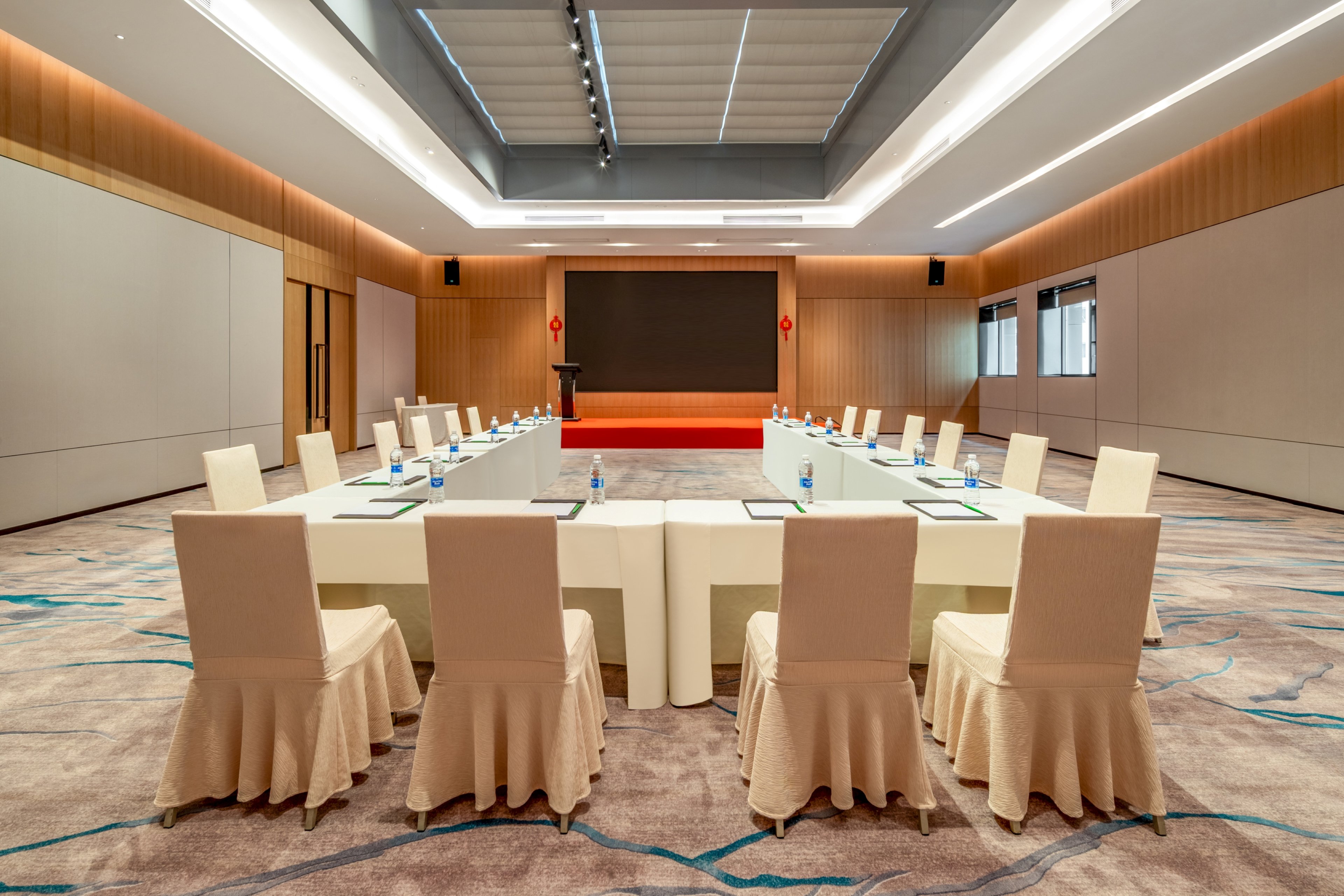 Holiday Inn Shanghai Nanjing Road 62/75