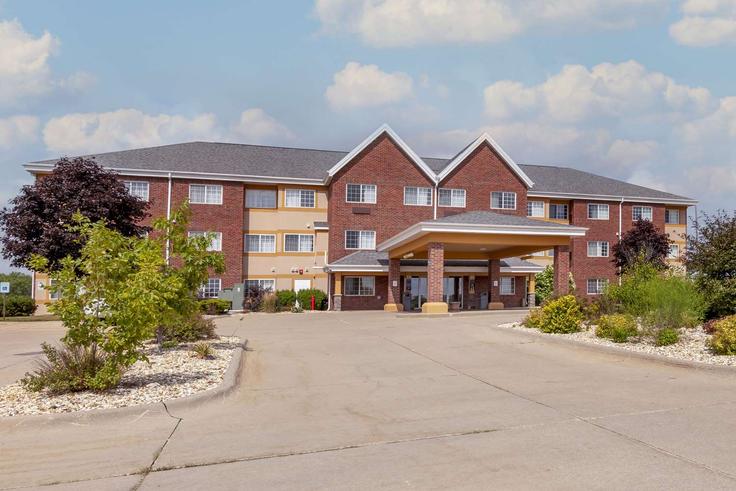 MainStay Suites Dubuque at Hwy 20 2/36