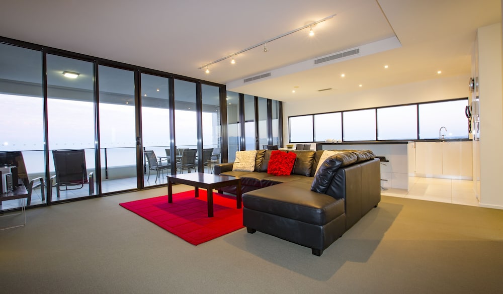 Ultra Broadbeach 44/72