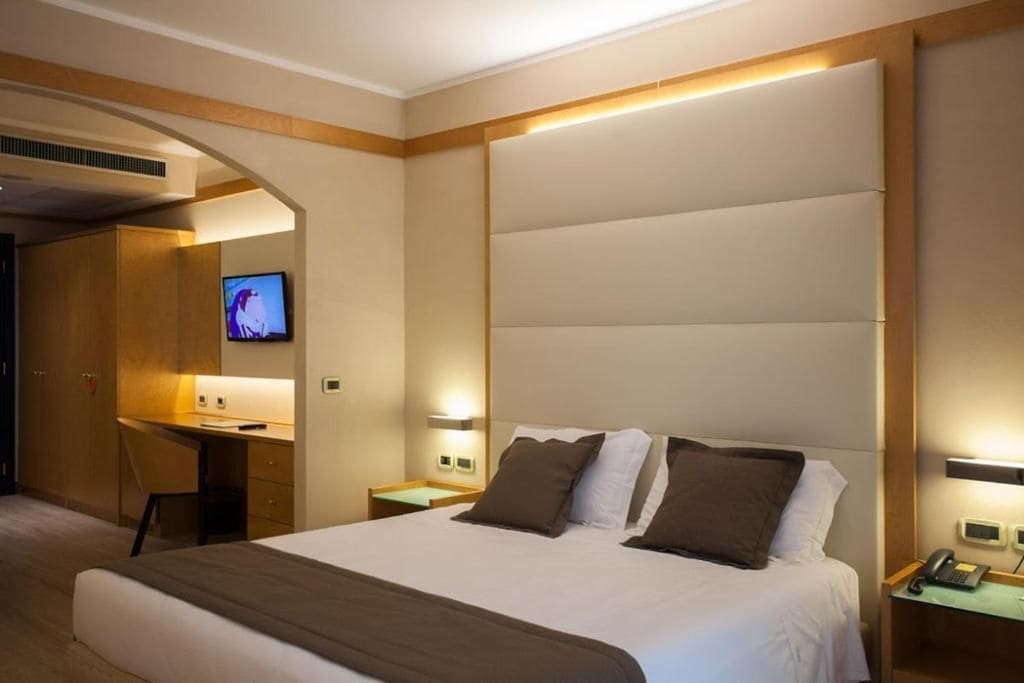 غرفة عائلية بسرير كينج مع سرير سحّاب إضافي مع أريكة