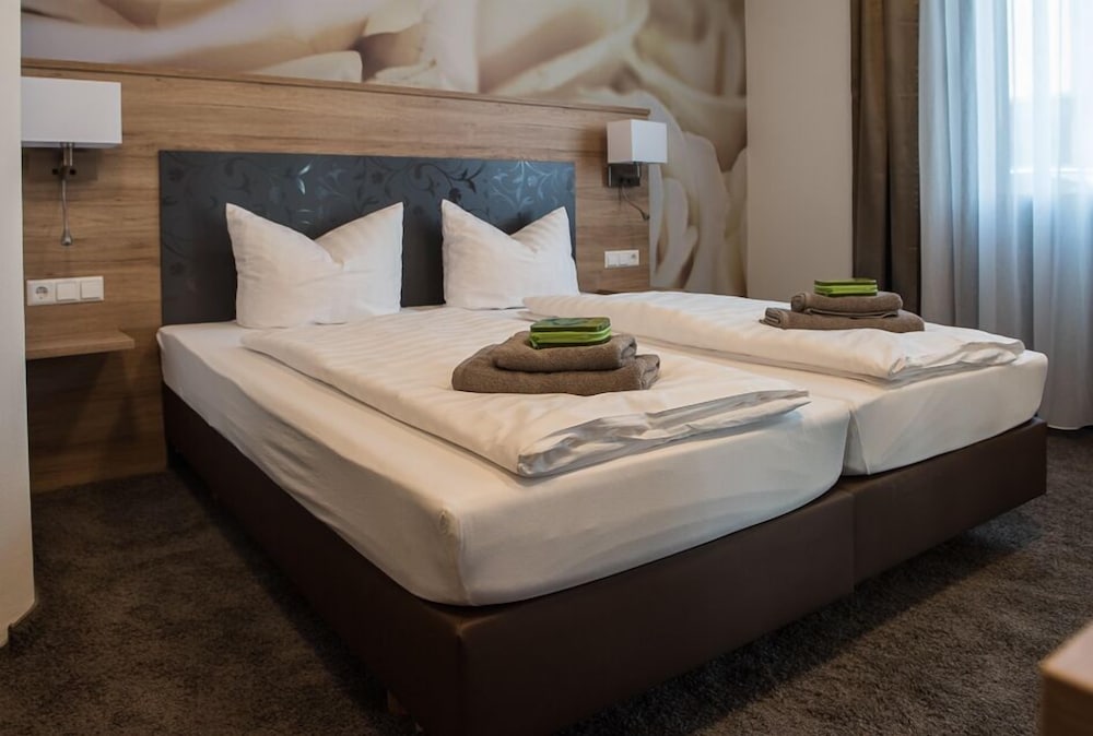 The Outlet Hotel 4/37