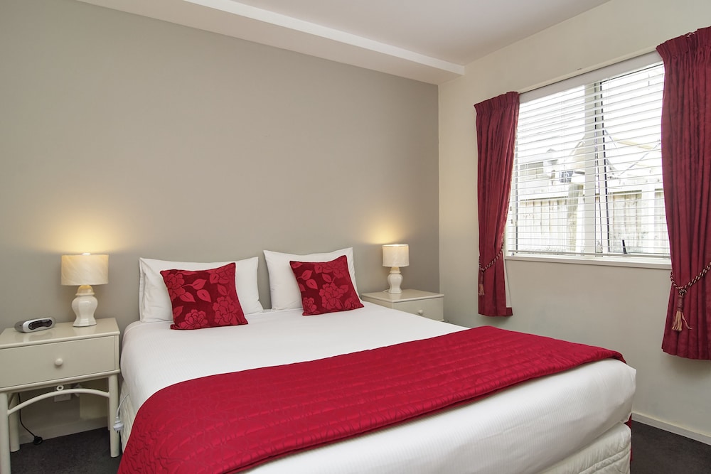 2 BEDROOMS, SUITE, UNIT KITCHEN