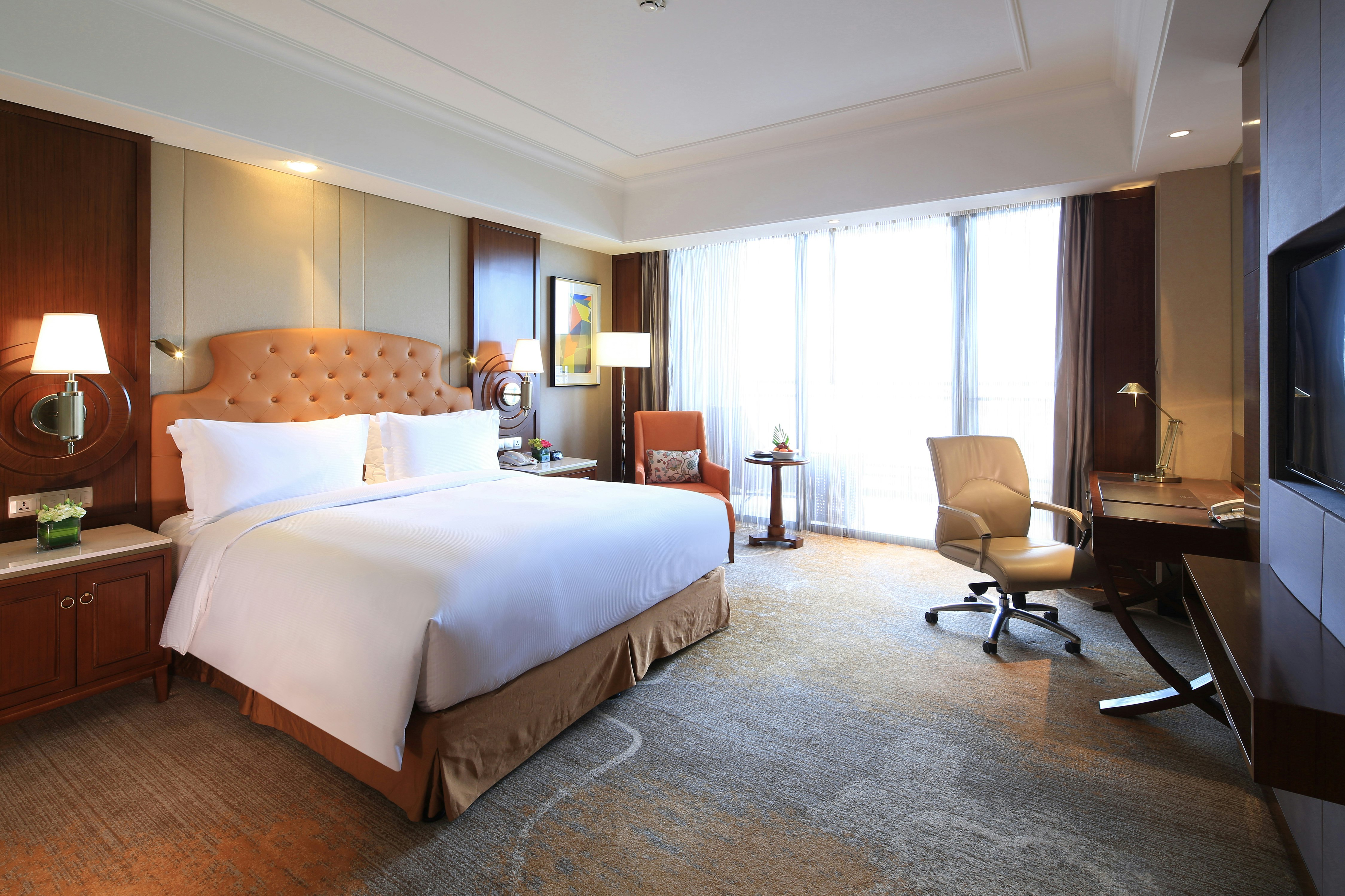 GUEST ROOM, KING BED, BALCONY