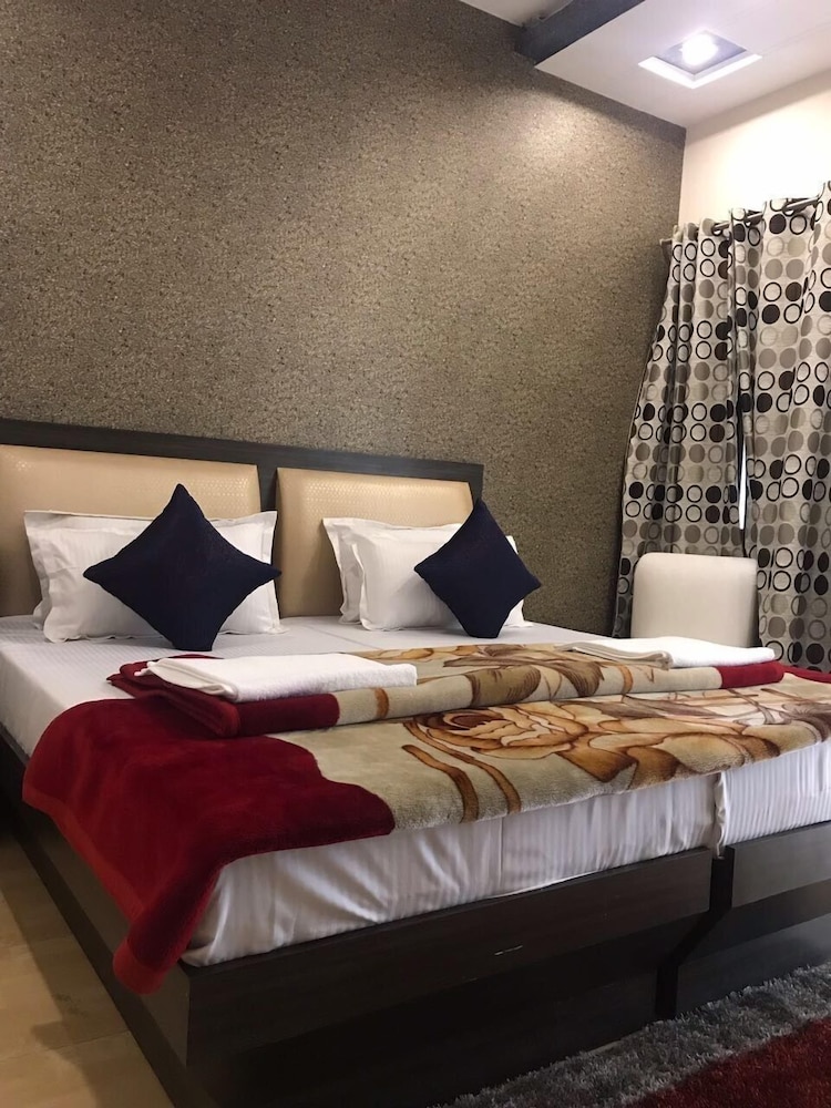 Hotel Sheela 13/53