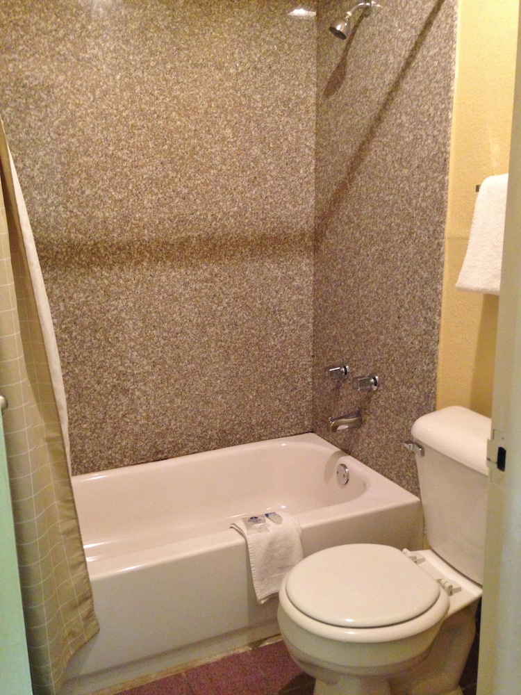 Americas Best Value Inn & Suites Yukon Oklahoma City 13/32