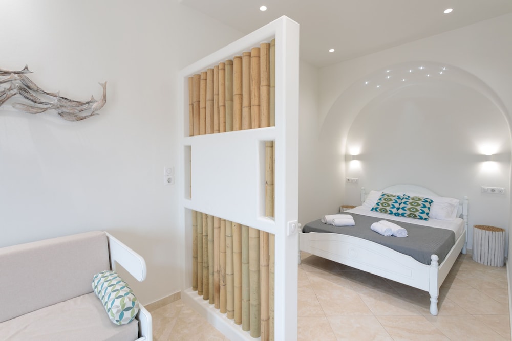 Superior, Apartment, Queen Bed, Garden and Sea View, Sofa