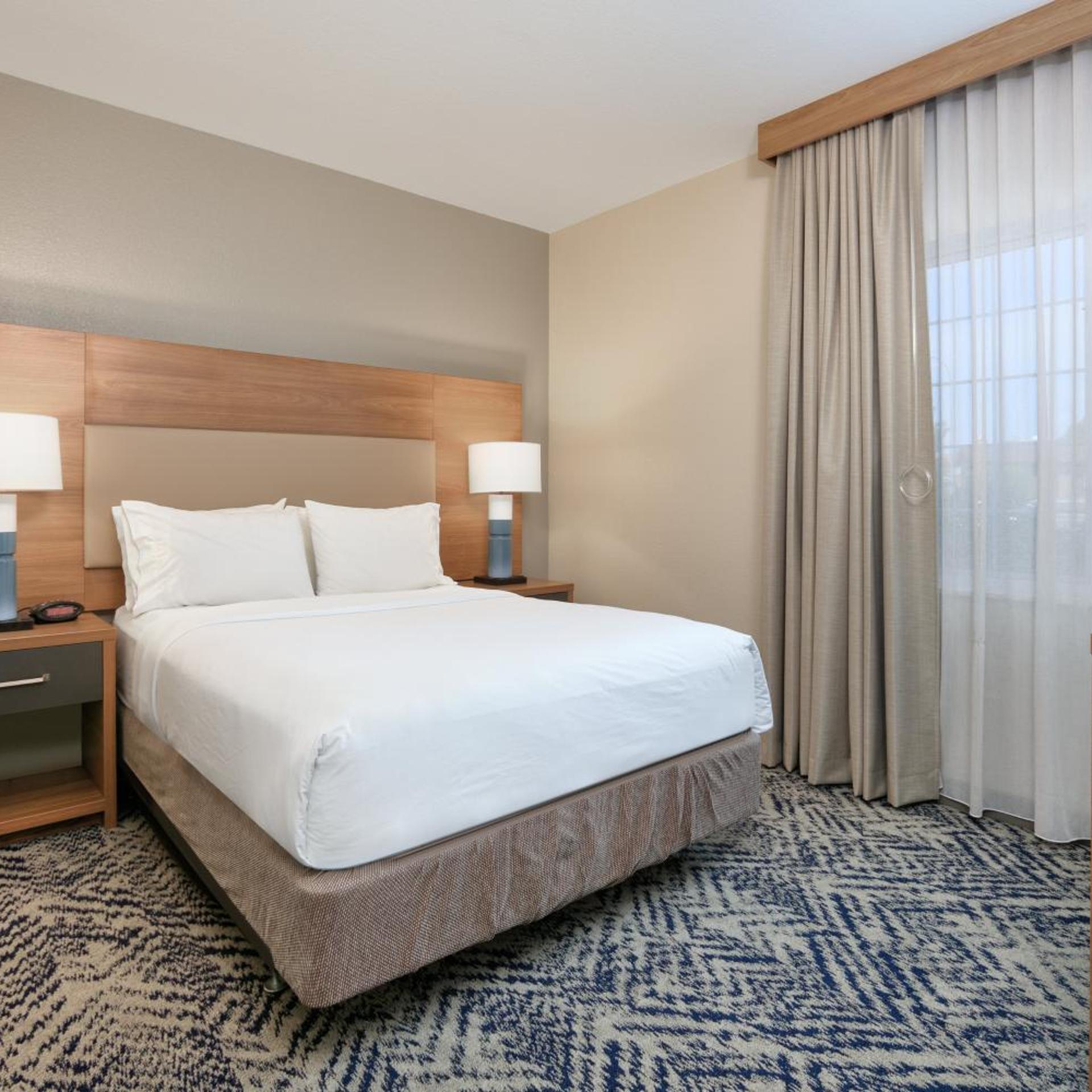 جناح بسرير كوين بشرفة، Candlewood Suites Idaho Falls 2/5