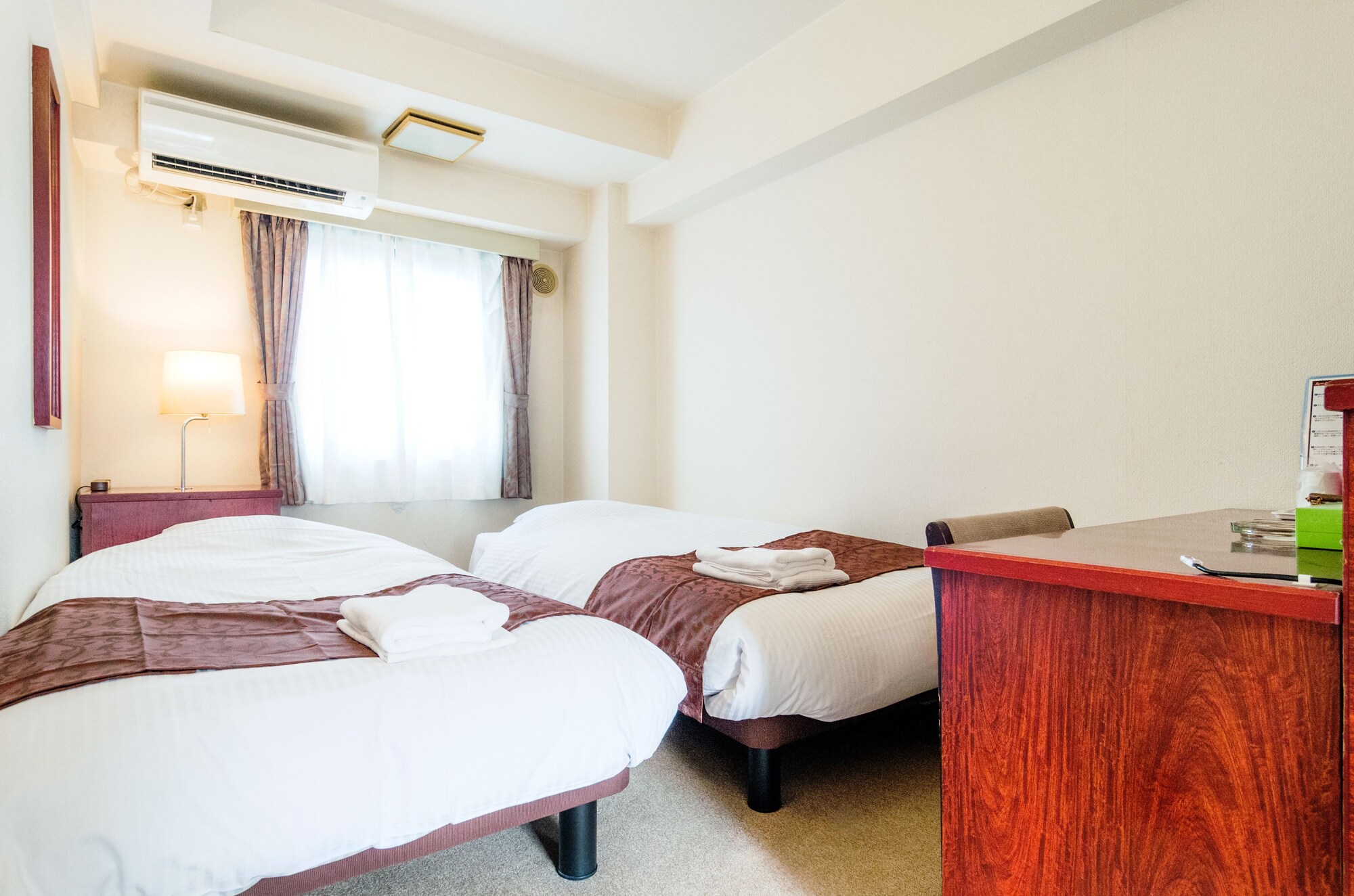 ROOM, TWIN BEDS, SMOKING