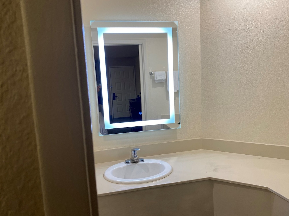 Budget Inn and Suites Stockton 38/55