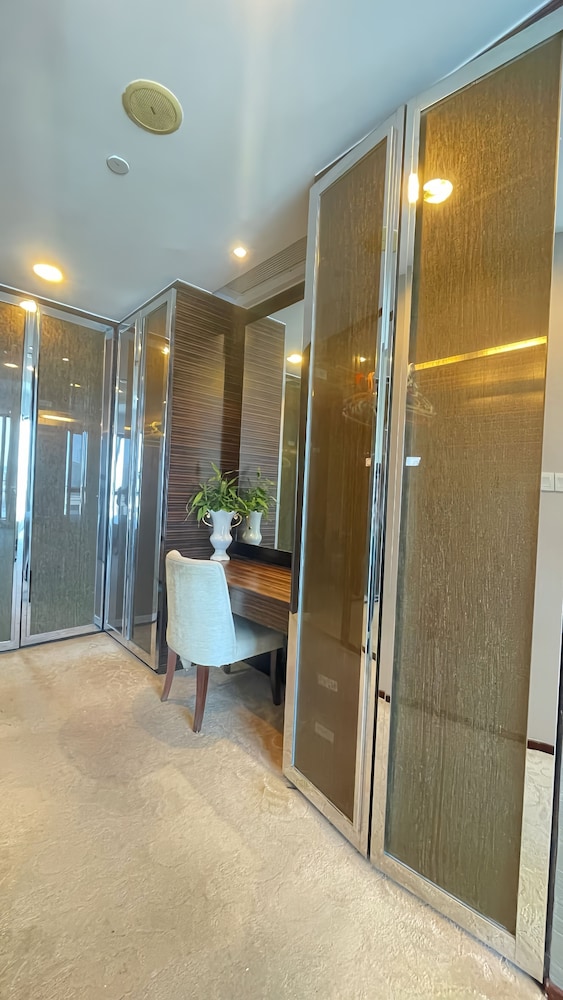 Xingyi International Hotel Poly Store 42/70