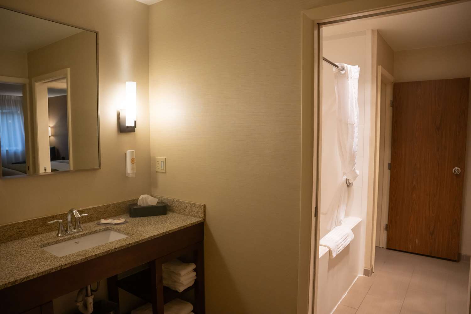 Comfort Inn & Suites Erie - Splash Harbor Indoor Waterpark 55/55