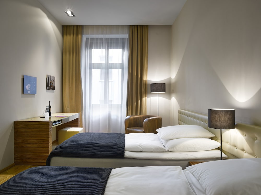 DELUXE, DOUBLE BED