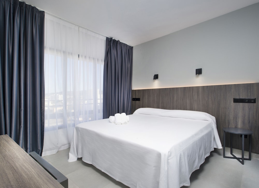 ROOM, DOUBLE BED