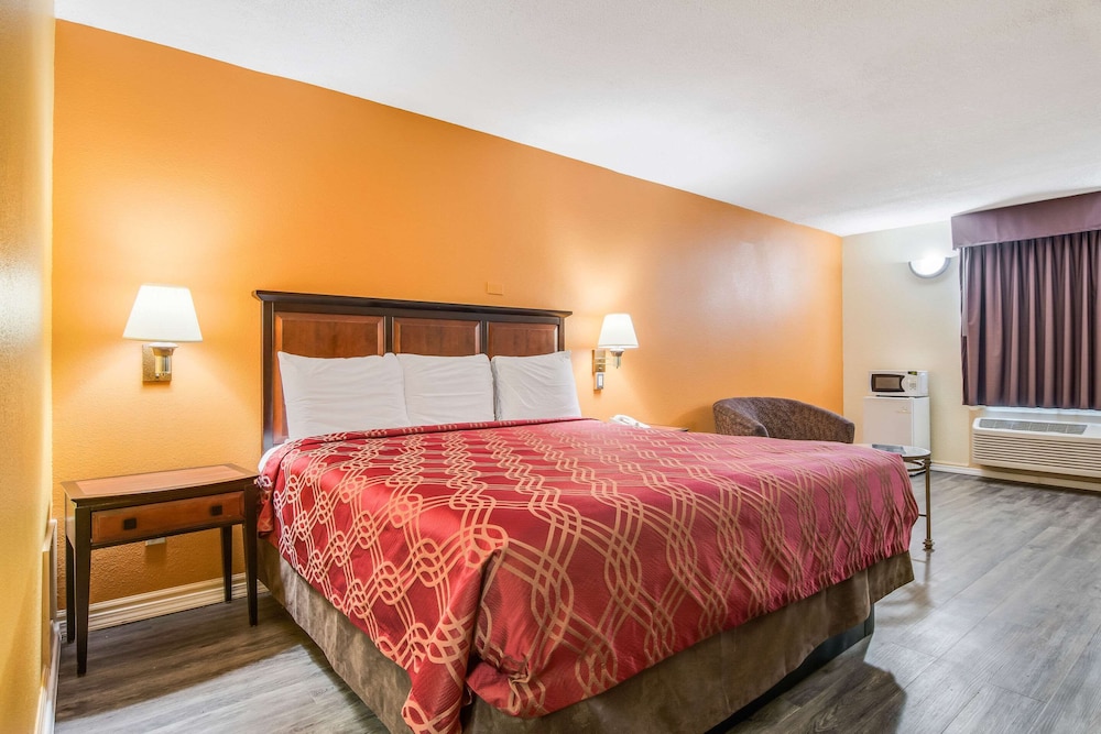 Econo Lodge At Six Flags 6/15