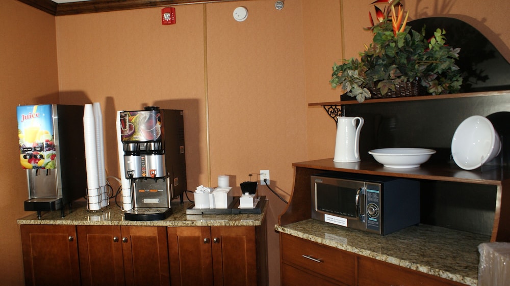Home Town Inn And Suites 45/47