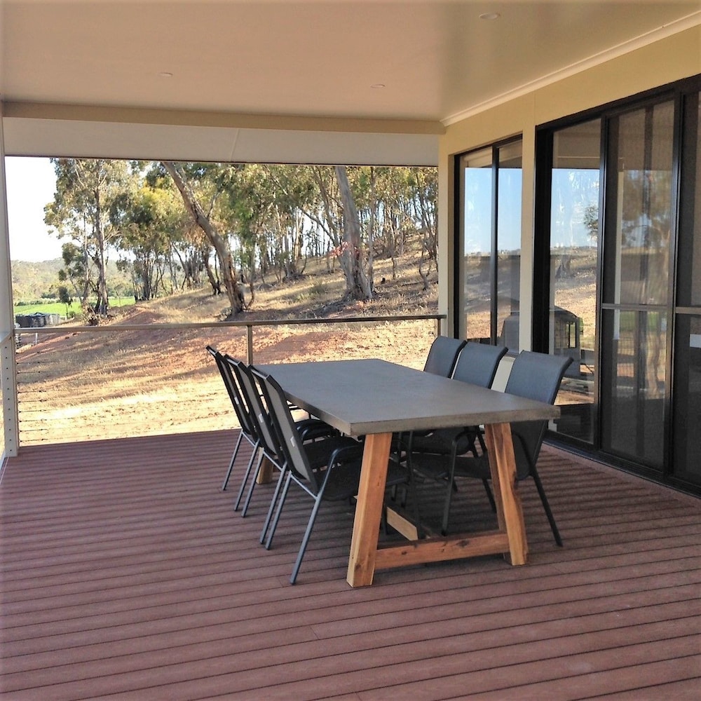 Neagles Retreat Villas 11/22