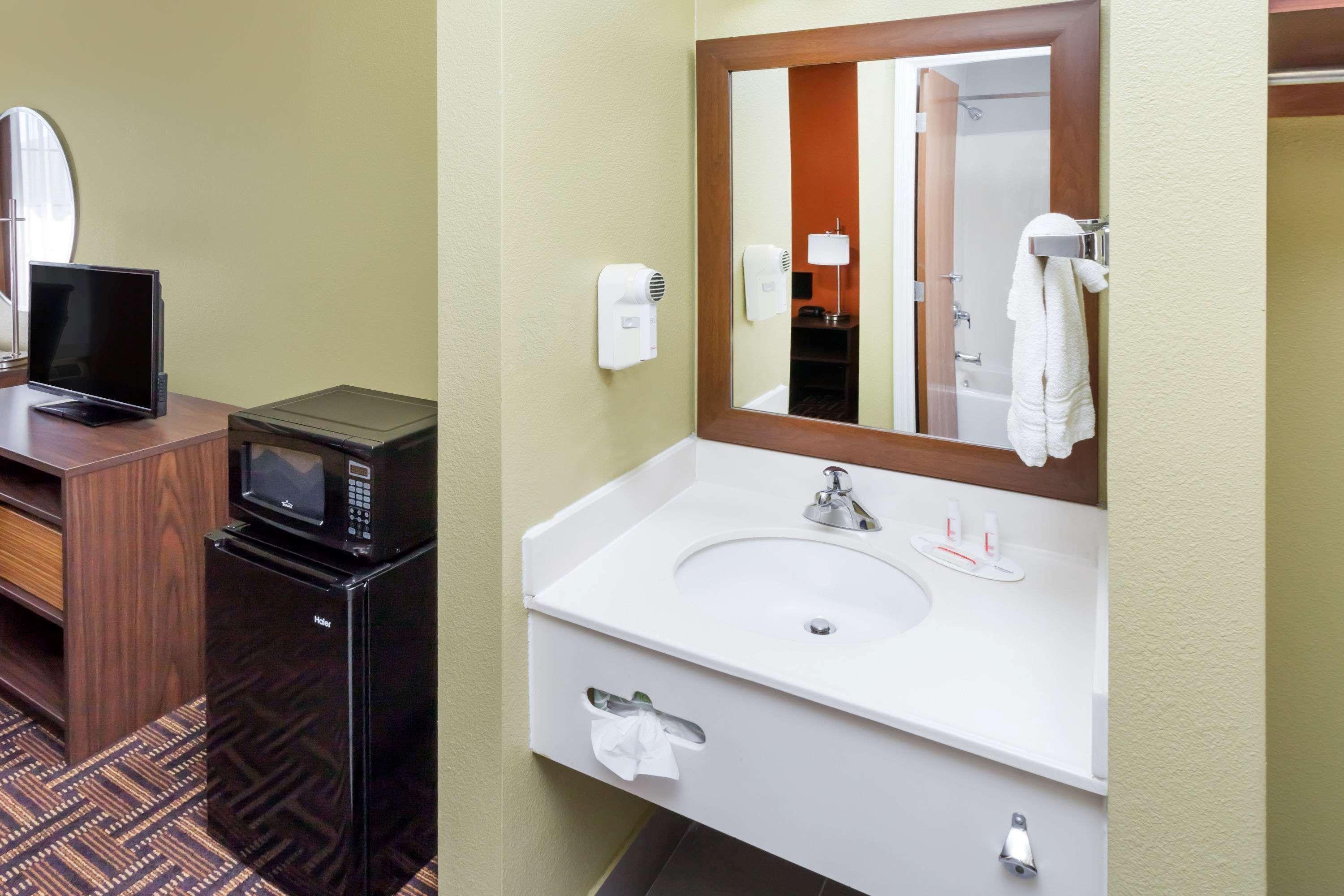Super 8 by Wyndham Rochester IN 15/16