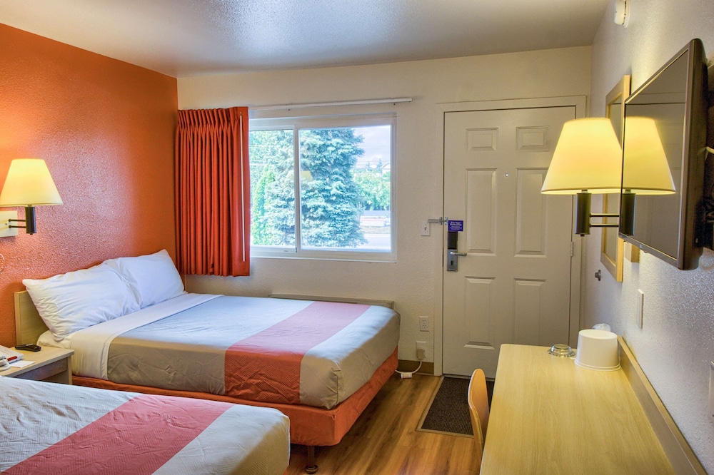 Motel6 Everett, WA - North 13/38