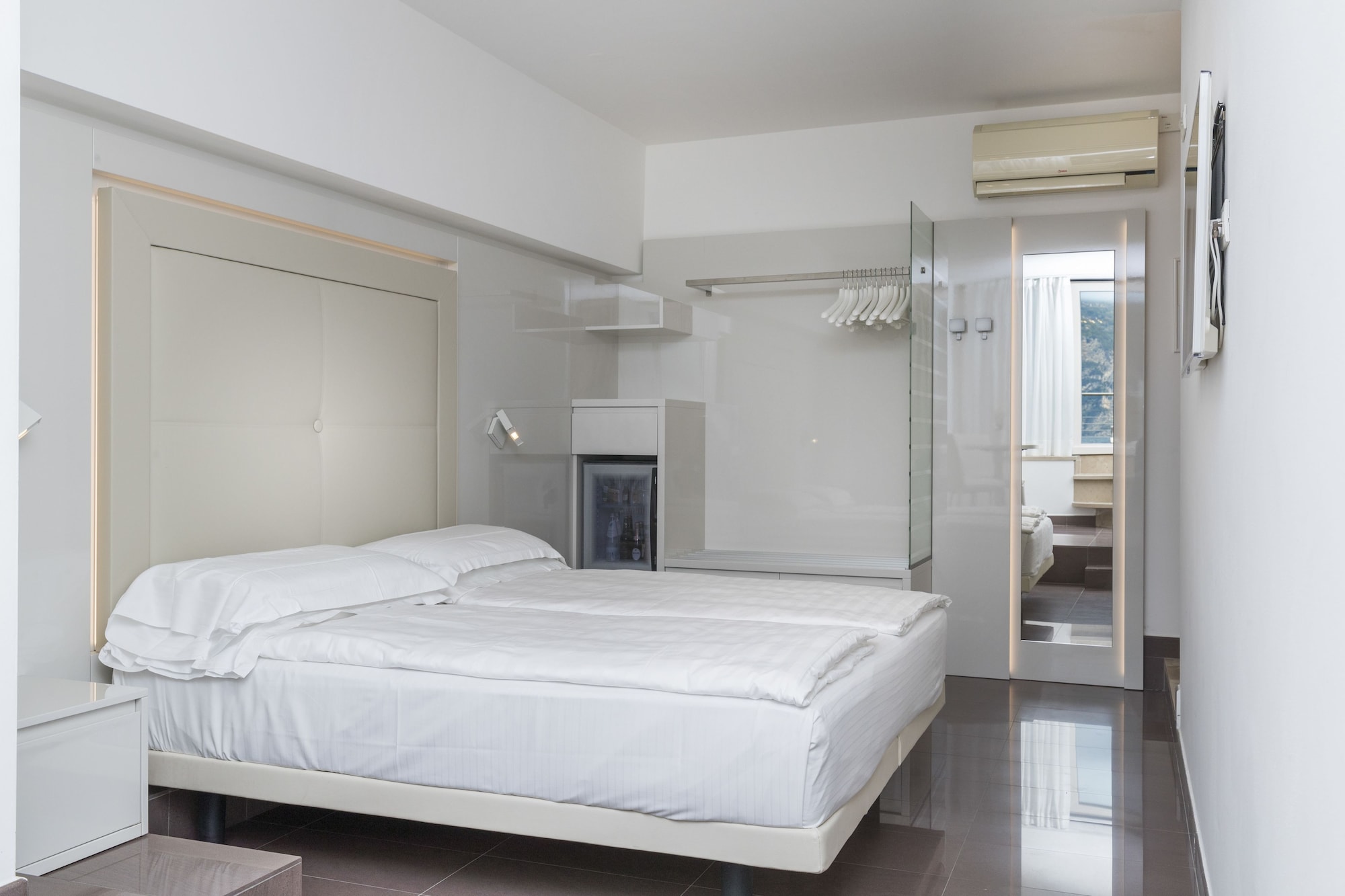 ROOM, DOUBLE OR TWIN BED, LAKE VIEW, GROUND FLOOR