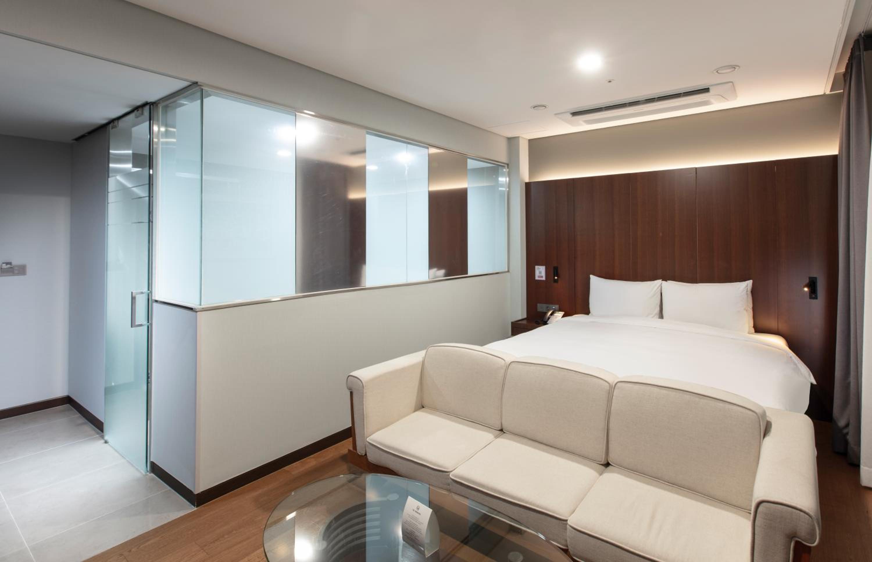 ROOM, KING BED