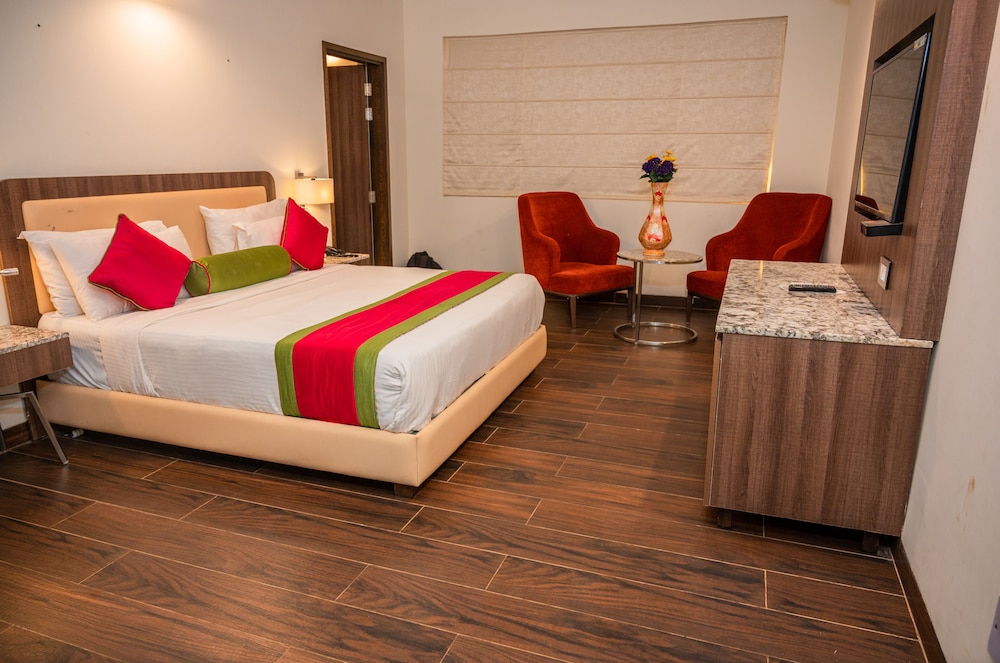 STANDARD, QUEEN BED, CORNER