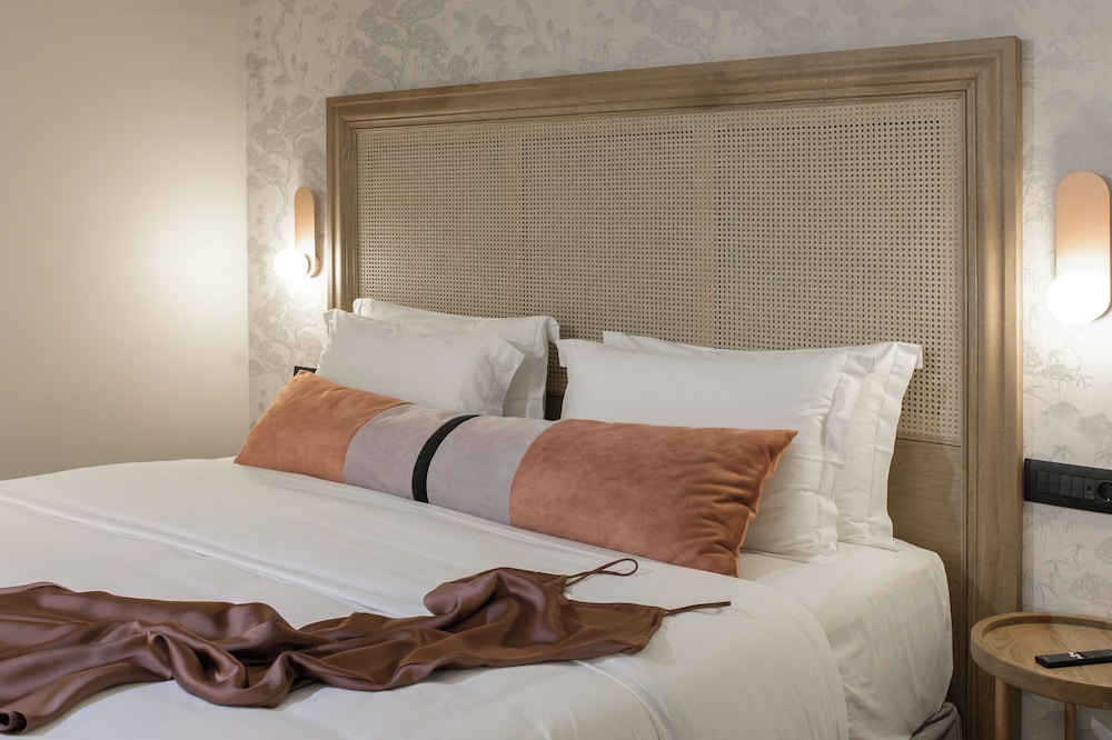 Gold, Pool, Rouge, Suite, Single, King Bed