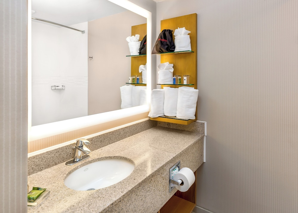 Delta Hotels By Marriott Utica 55/57