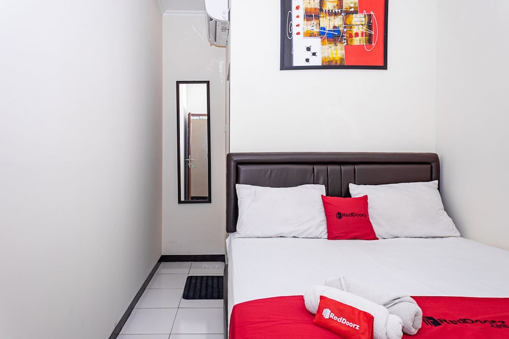 RedDoorz near Alun Alun Bandung 2 6/32