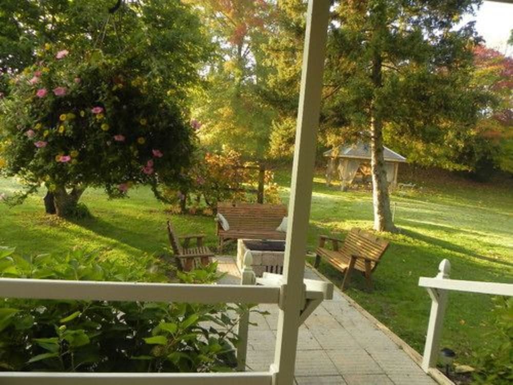 The Pines of Dresden Bed and Breakfast 40/50