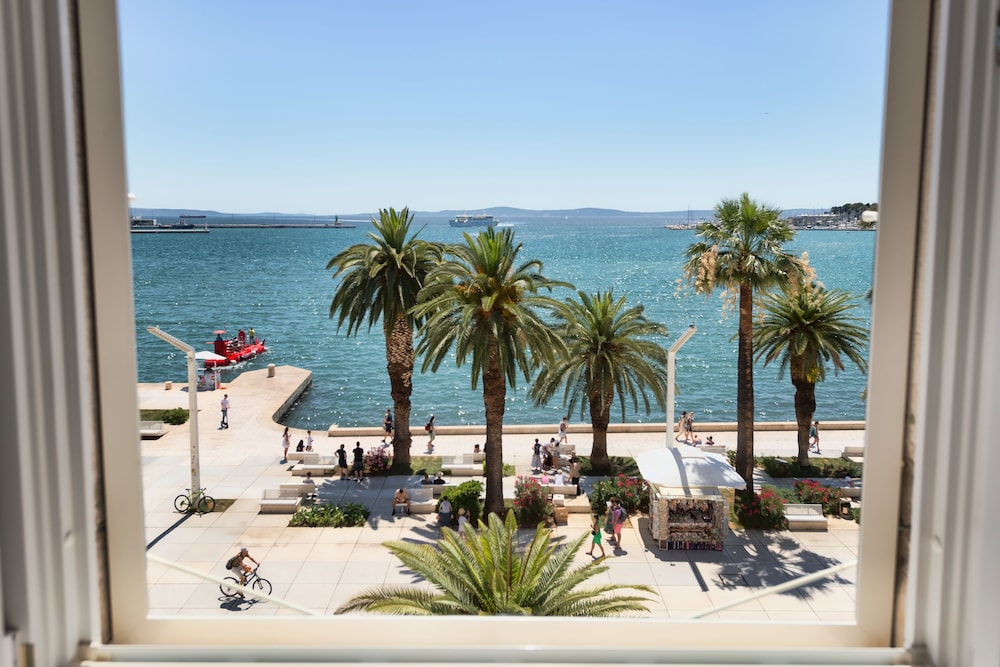Palms Promenade Luxury Rooms 23/37