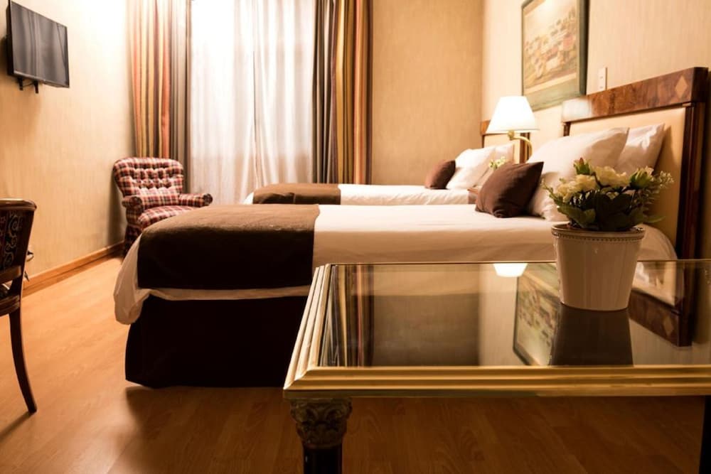 MAYFLOWER SUITES 18/42