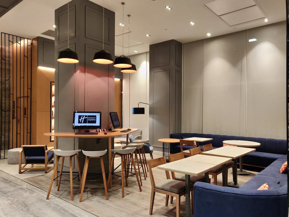Holiday Inn Express Ahmedabad Prahlad Nagar 73/73