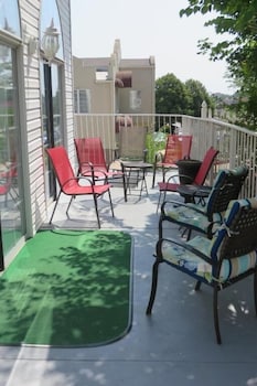 Carriage House Inn 55/61