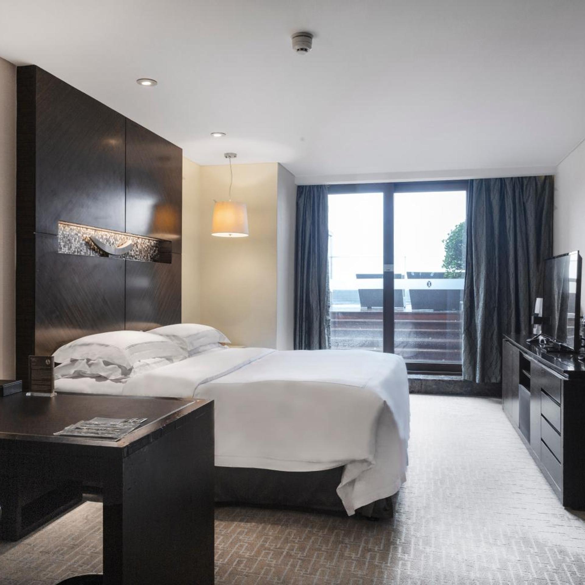 غرفة بريميوم بسرير كينج بإطلالة على البحر بشرفة، INTERCONTINENTAL QINGDAO 3/8