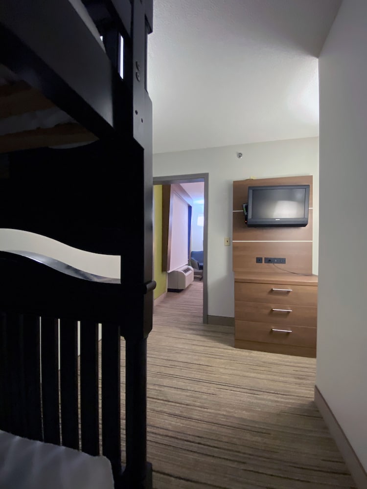Holiday Inn Express Suites Somerset Central 9/76