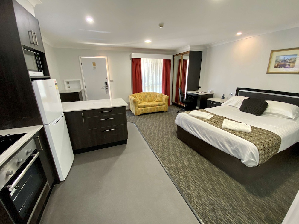 Best Western Plus All Settlers Motor Inn 7/34