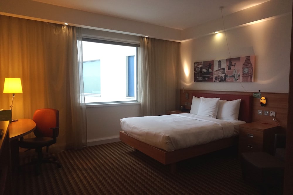HAMPTON BY HILTON LONDON LUTON AIRPORT 15/50