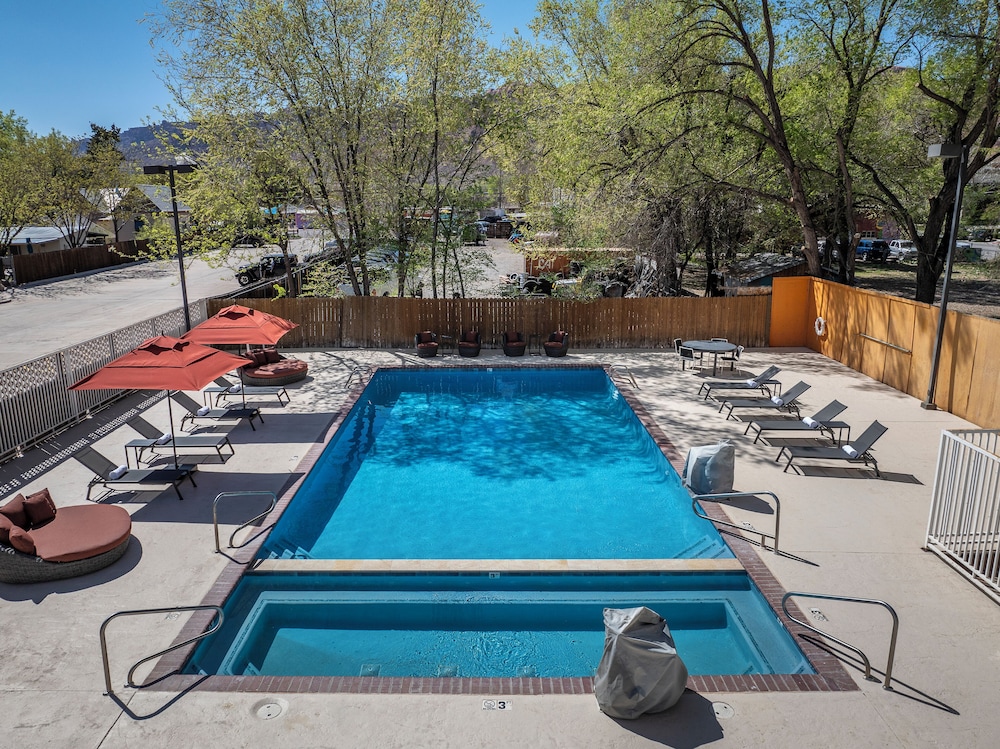 RIVER CANYON LODGE 34/57