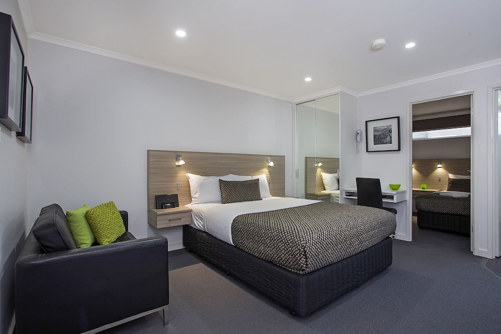 HAMILTON LONSDALE MOTEL 23/58